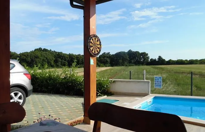 Holiday Tanja Πούλα