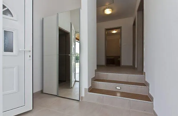 Holiday Tanja Πούλα