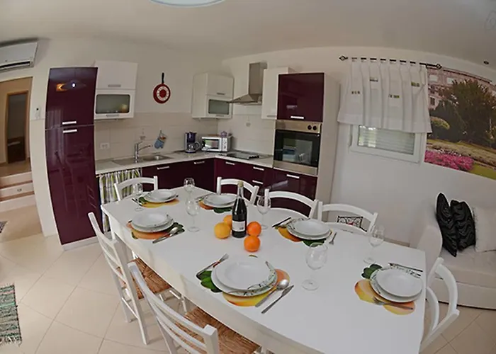 Holiday Tanja Πούλα